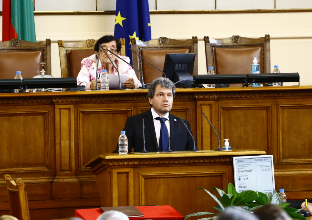 Чутовни гафове на Мика и Тошко след клетвата на новите депутати СНИМКИ