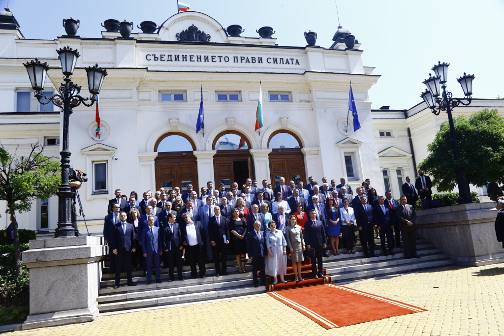 Ето какво модно ревю спретнаха депутатки в 46-ото НС! СНИМКИ