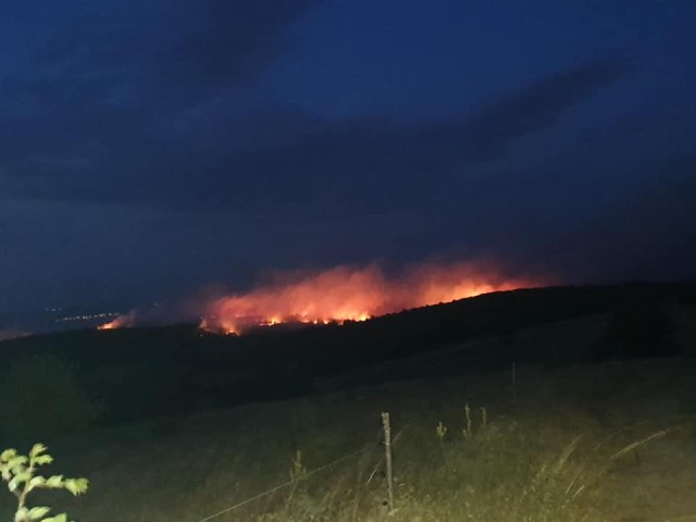 Подробности за огромния пожар, бушуващ край Свиленград СНИМКИ