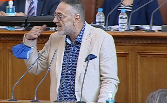 Тошко Йорданов и Любен Дилов-син се счепкаха на тема пеперудки и шапки СНИМКИ