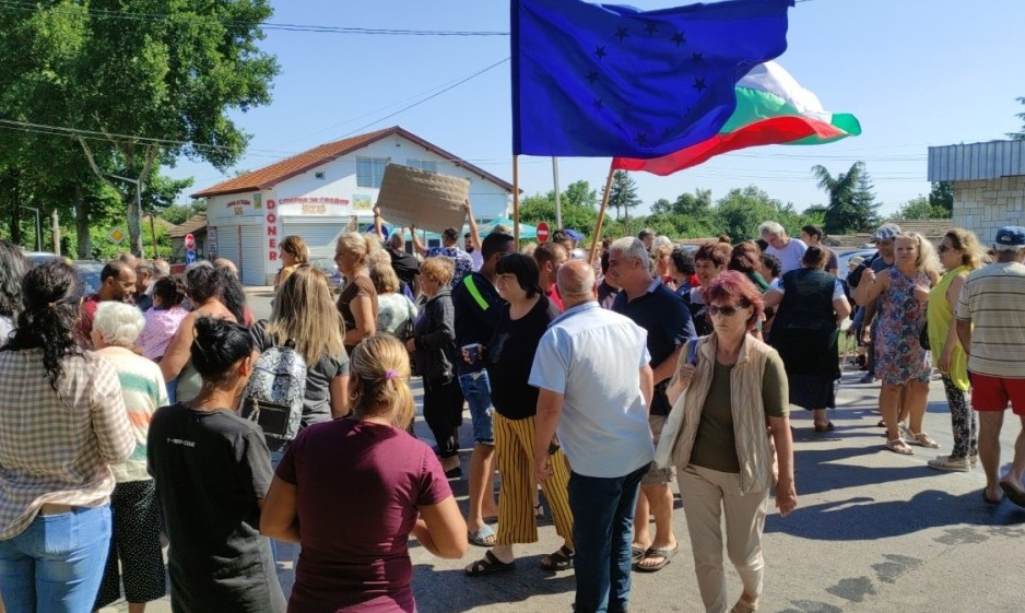 Напрежението ескалира: Жителите на добричко село се бунтуват