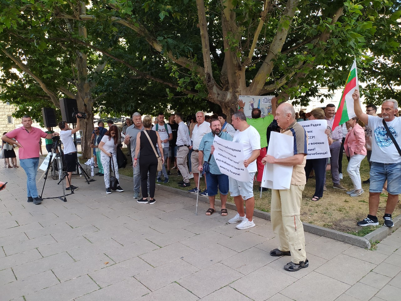 Под прозорците на Радев ври и кипи: Оставка за Кацаров, няма място в здравеопазването СНИМКИ