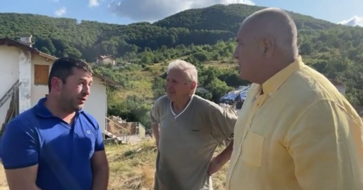 Борисов отиде в съсипано от невиждана стихия село и даде 100 хиляди лева на... ВИДЕО