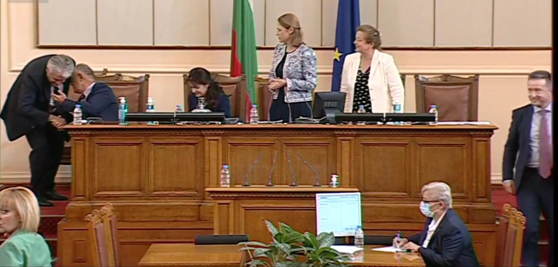 Целувка на Рашков и ген. Атанасов от ДБ в НС взриви мрежата СНИМКА