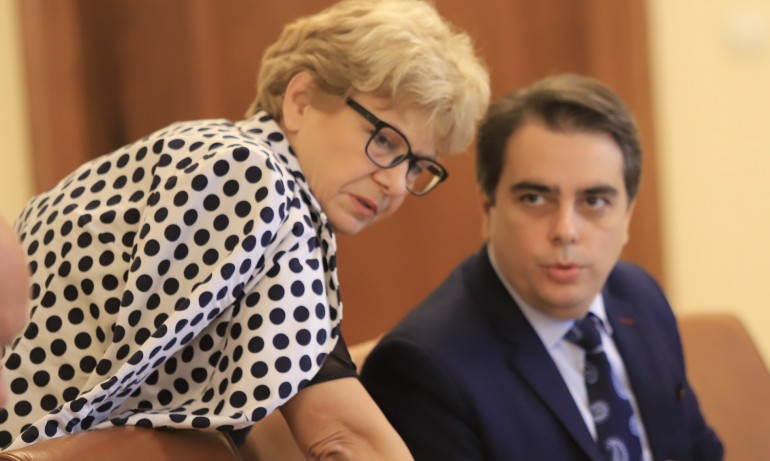 Журналист обясни как служебни министри си правят услуги за обществени поръчки