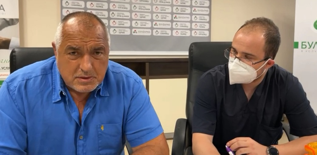 Борисов се ваксинира с "Модерна" и предупреди доктора: Ти си следващият изчегъртан! ВИДЕО