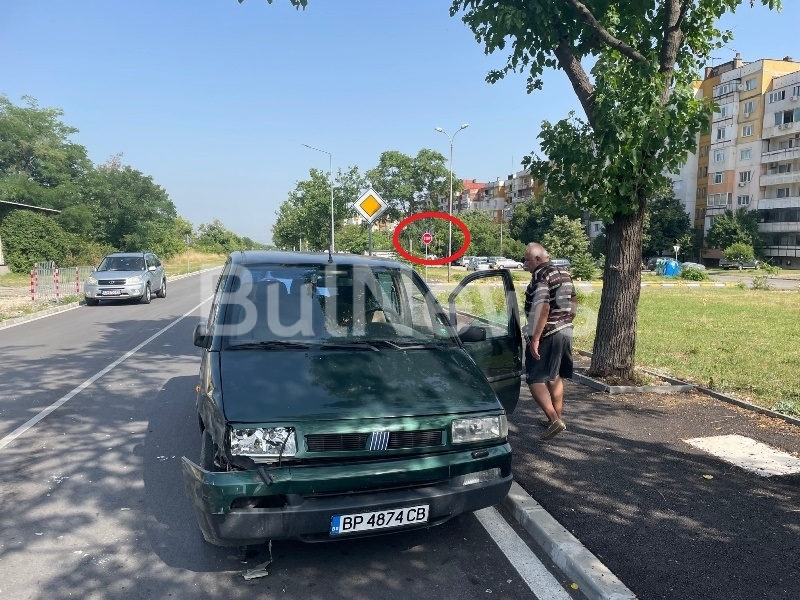 2-г. дете изхвръкна при катастрофа във Враца СНИМКИ