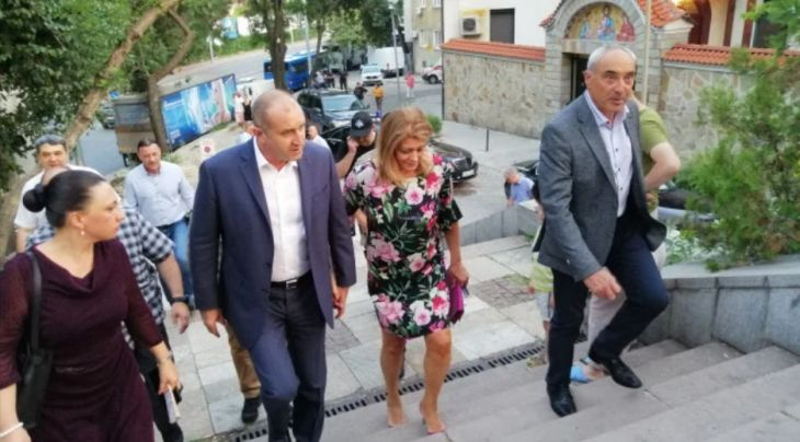 Ето къде се появи Радев със съпругата си и строго охраняван след извънредното обръщение към нацията СНИМКИ