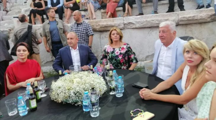 Ето къде се появи Радев със съпругата си и строго охраняван след извънредното обръщение към нацията СНИМКИ
