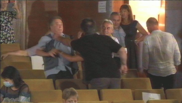 Зрелищно ВИДЕО: Масово меле между общинари в Шумен, нападнаха екскмета Костов