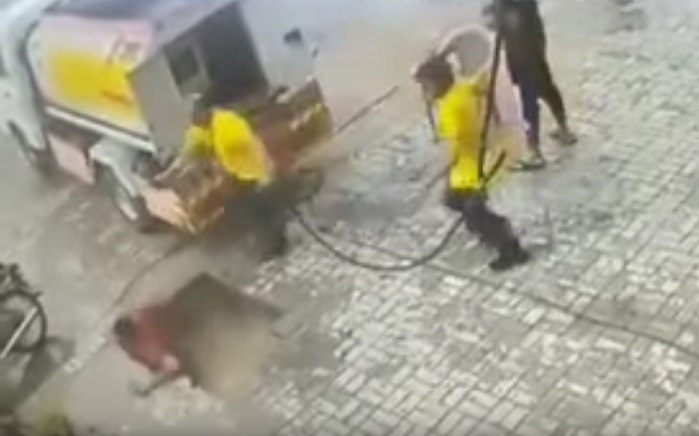 Кошмар: Улица се отвори под краката на хора и ги погълна ВИДЕО