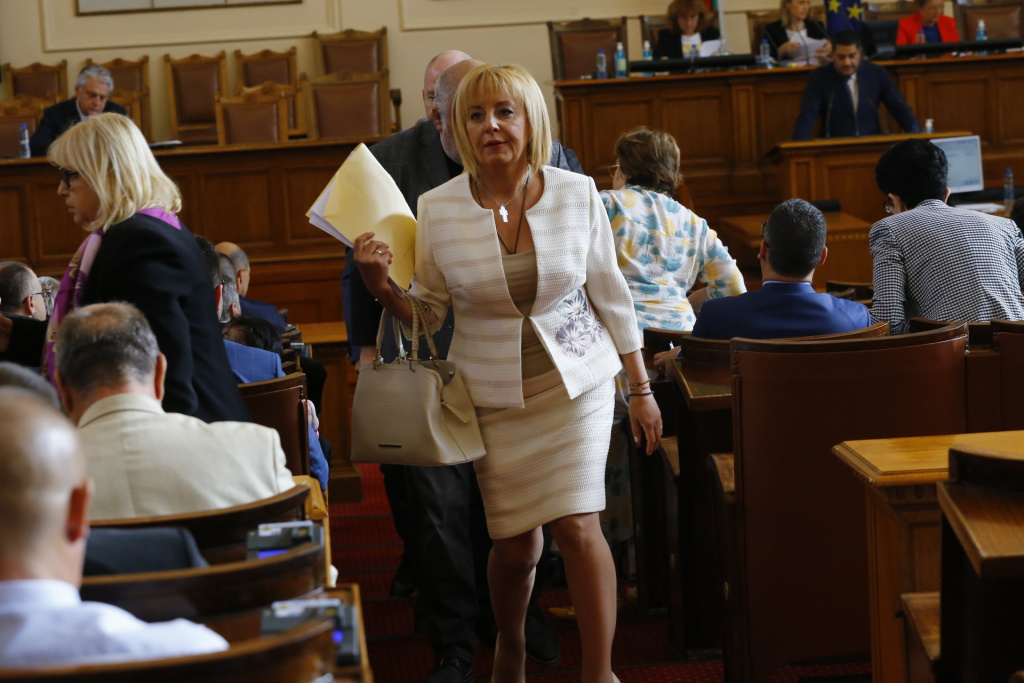 Манолова си изми ръцете: Ако няма правителство, "Има такъв народ" ще са виновни