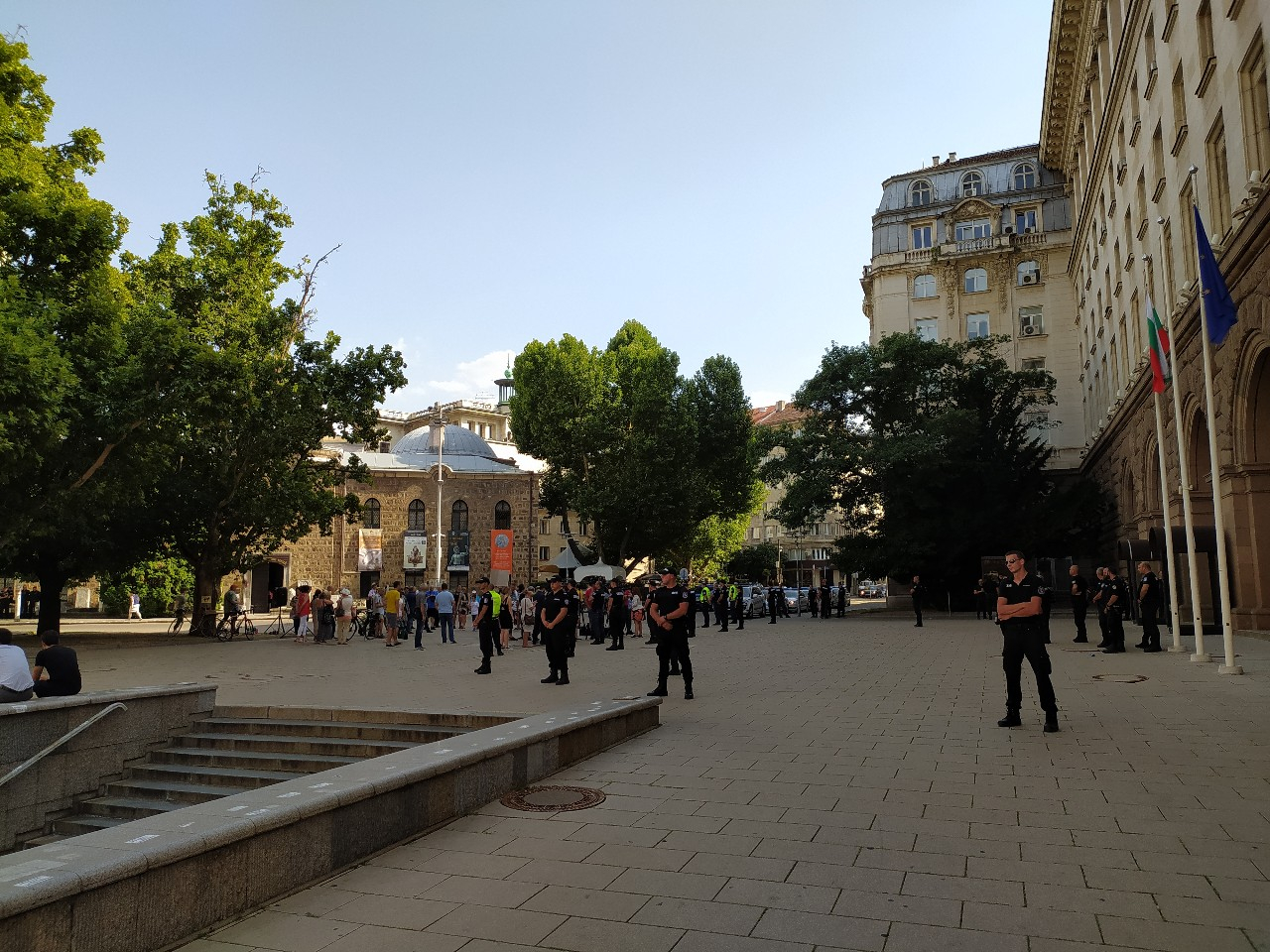 Първо в БЛИЦ! Ето какво се случва под прозорците на Радев, докато говори с ИТН! СНИМКИ
