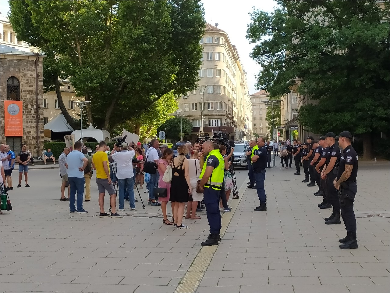 Първо в БЛИЦ! Ето какво се случва под прозорците на Радев, докато говори с ИТН! СНИМКИ