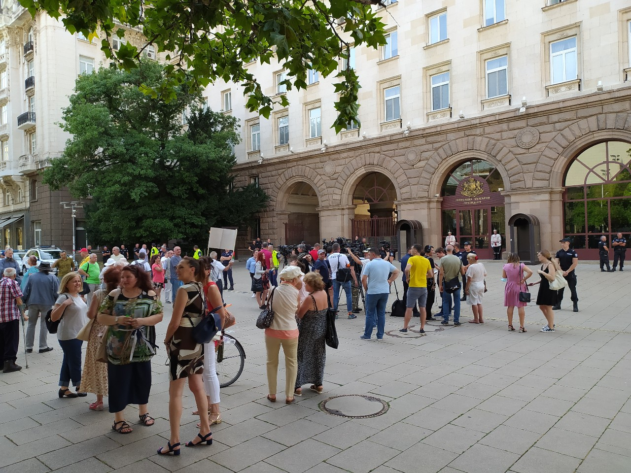 Първо в БЛИЦ! Ето какво се случва под прозорците на Радев, докато говори с ИТН! СНИМКИ