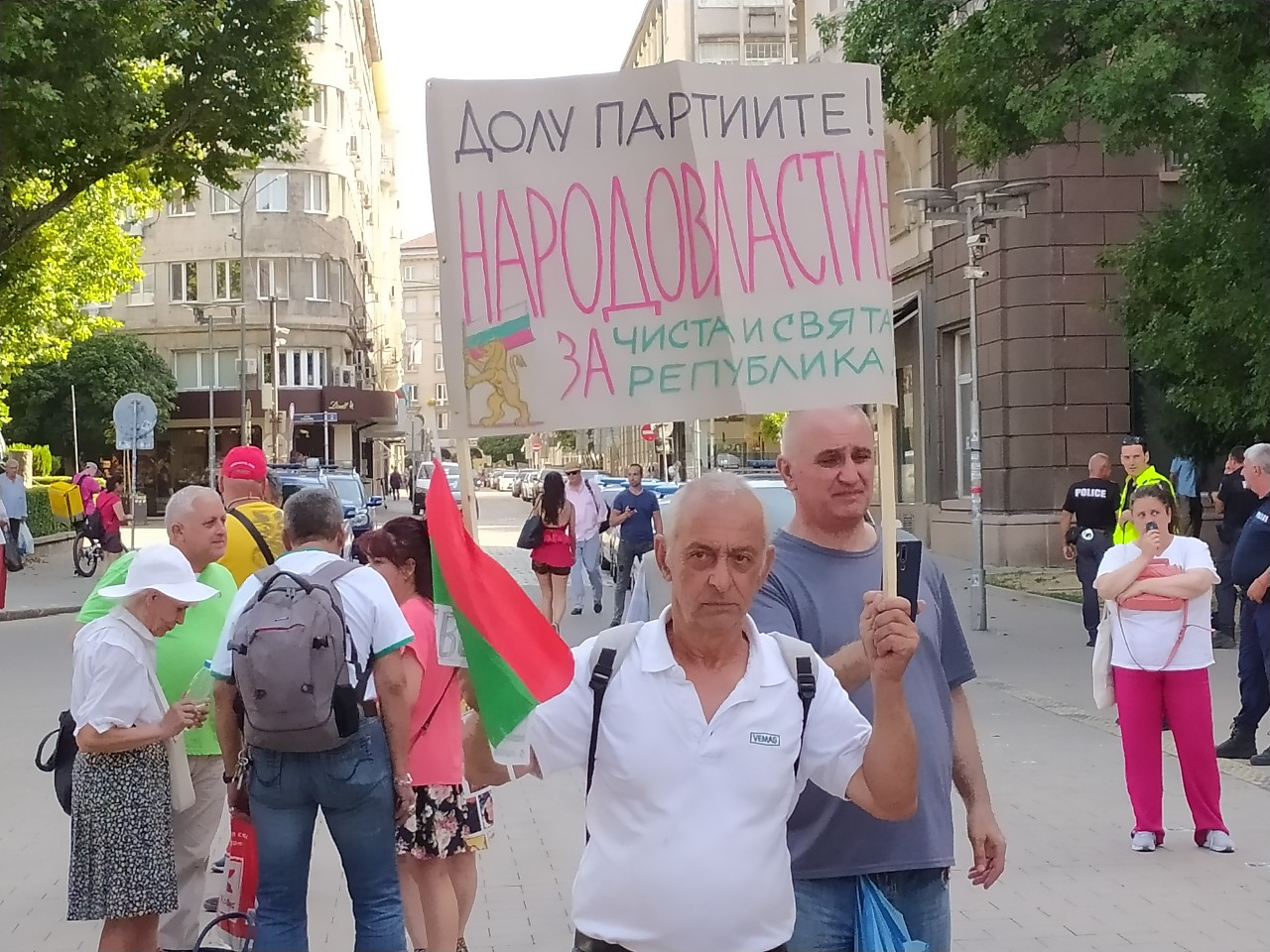 Първо в БЛИЦ! Ето какво се случва под прозорците на Радев, докато говори с ИТН! СНИМКИ