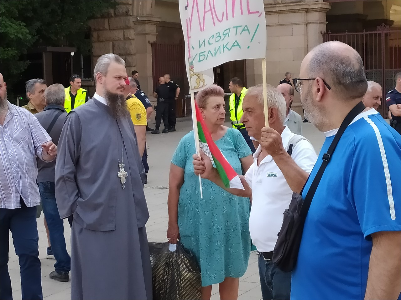 Метежниците на Радев на протест срещу хората на Слави СНИМКИ