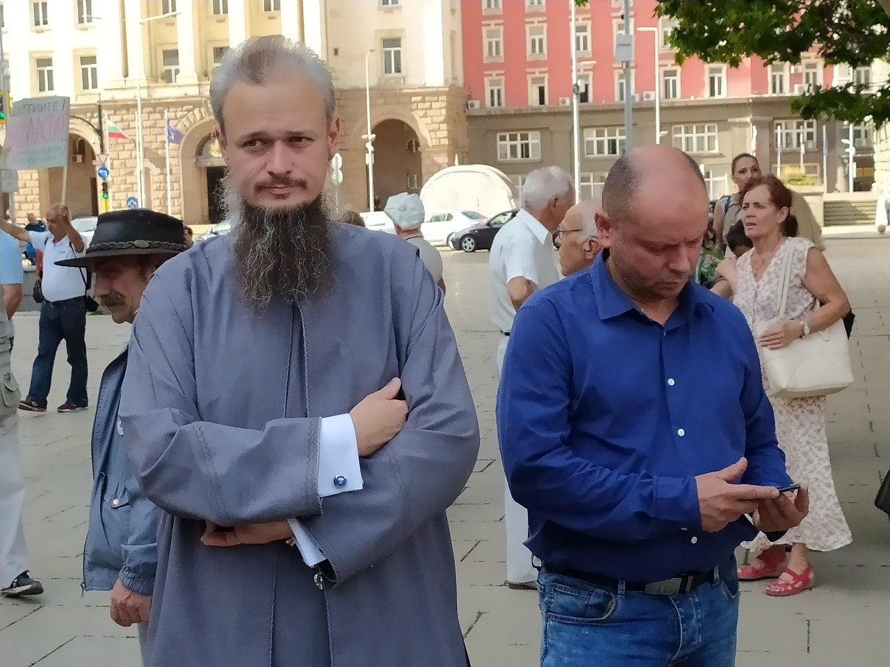 Първо в БЛИЦ! Ето какво се случва под прозорците на Радев, докато говори с ИТН! СНИМКИ