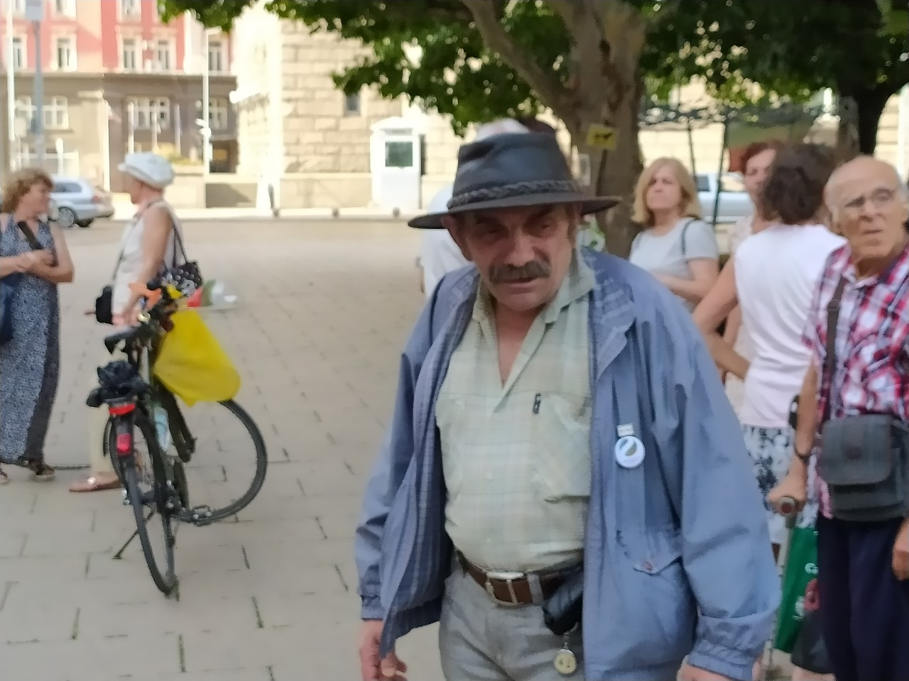 Първо в БЛИЦ! Ето какво се случва под прозорците на Радев, докато говори с ИТН! СНИМКИ