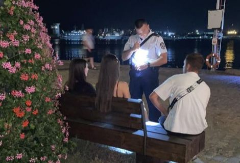 Посред нощ на крайбрежната във Варна спипаха деца, които...