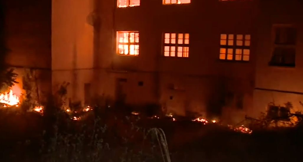 Огромен пожар изпепели 15 къщи в Долно село ВИДЕО