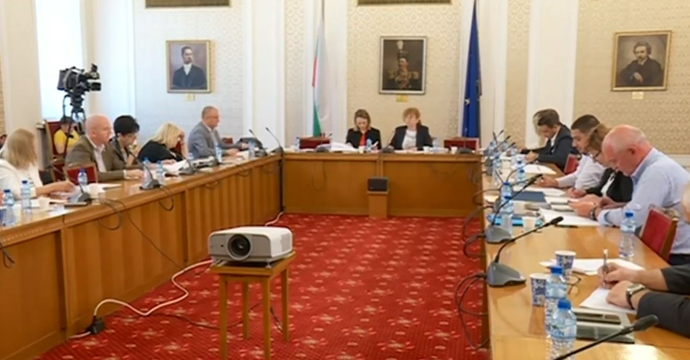 Напрежението ескалира в НС! Сблъсъци между депутатите за заплатите им ВИДЕО