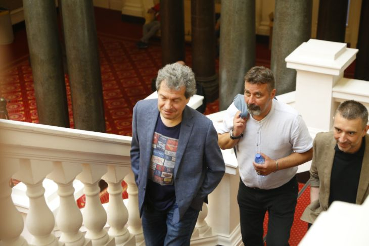 Мрежата изригна: Кабинетът на ИТН е с подарък за всички, в стил давайте жить дружно!