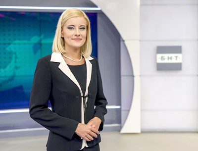 Водещата на БНТ Филипа Иванова показа сина си Филип СНИМКИ