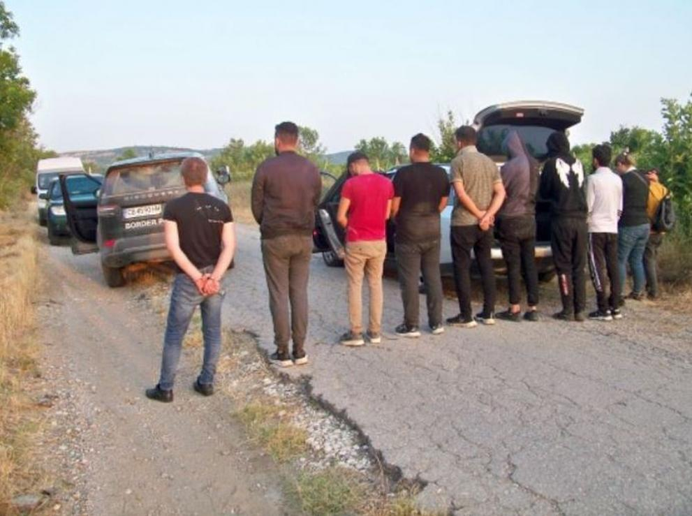 Рекорд: Хванаха 9 бежанци, натъпкани в Ауди край Свиленград СНИМКИ