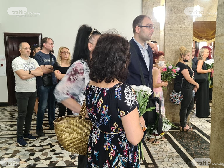 Близки и приятели изпратиха актьора Ники Станчев в небесния театър СНИМКИ 