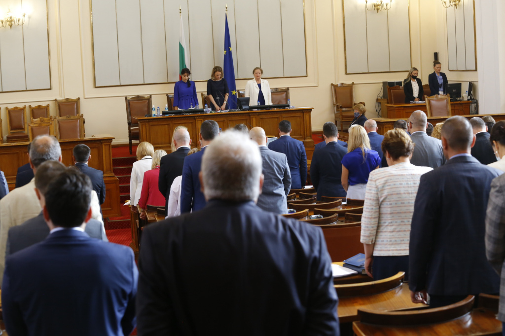 Парламентът притихна в минута мълчание СНИМКИ