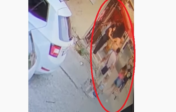 Голи мъже блъскат в земята две момичета по време на животински бой за паркомясто в Бургас ВИДЕО 18+