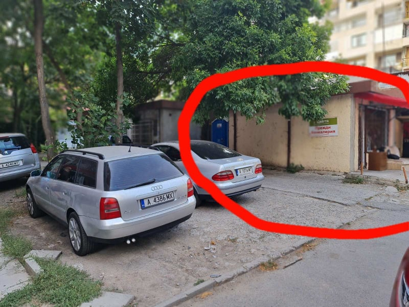 Голи мъже блъскат в земята две момичета по време на животински бой за паркомясто в Бургас ВИДЕО 18+