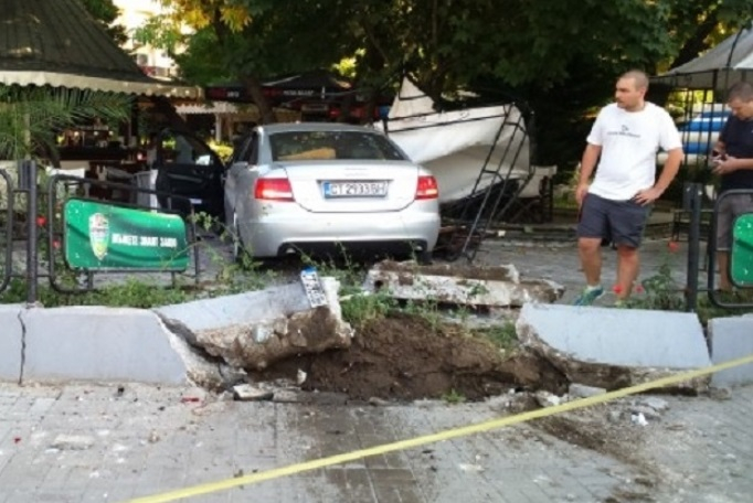 Сватбари пищят ужасени във врачанско село, кола се вряза в масите и...