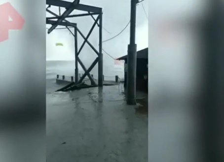 Вижте как мощен смерч разруши плаж ВИДЕО