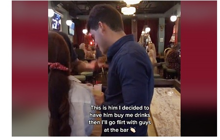 Жена показа на ВИДЕО как гаджето ѝ флиртува със сервитьорка, мрежата я оплю