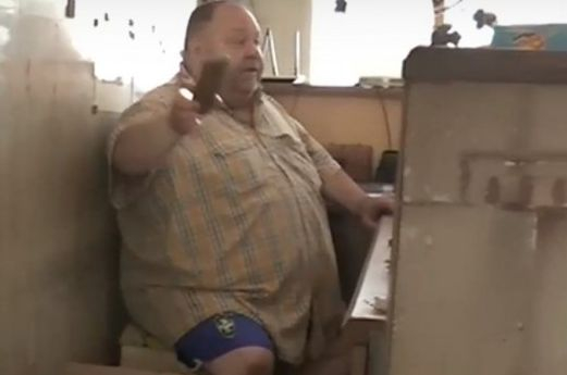 Собственикът на хотела на ужасите в Приморско изнагля брутално ВИДЕО