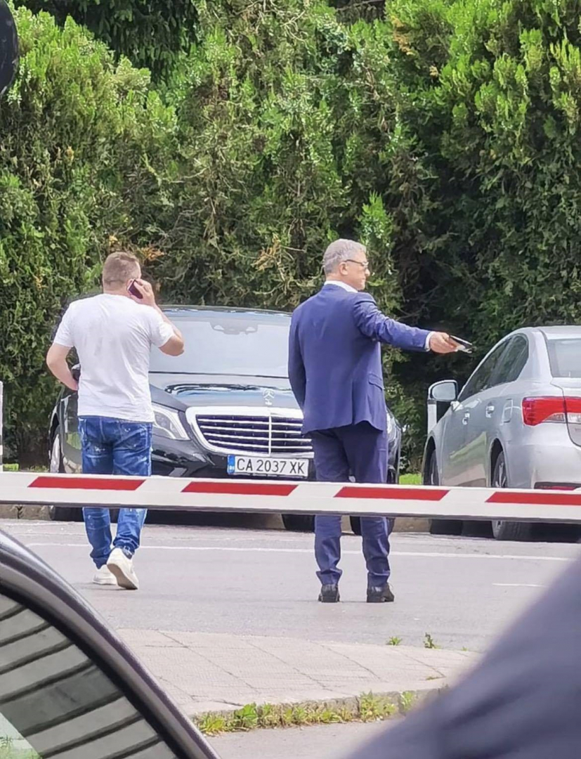 Скандал! Спипаха Пламен Бобоков и „иконома“ на Цветан Василев да обсъждат, или разменят „нещо“ СНИМКИ