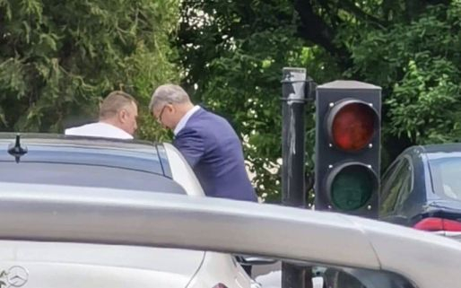 Скандал! Спипаха Пламен Бобоков и „иконома“ на Цветан Василев да обсъждат, или разменят „нещо“ СНИМКИ