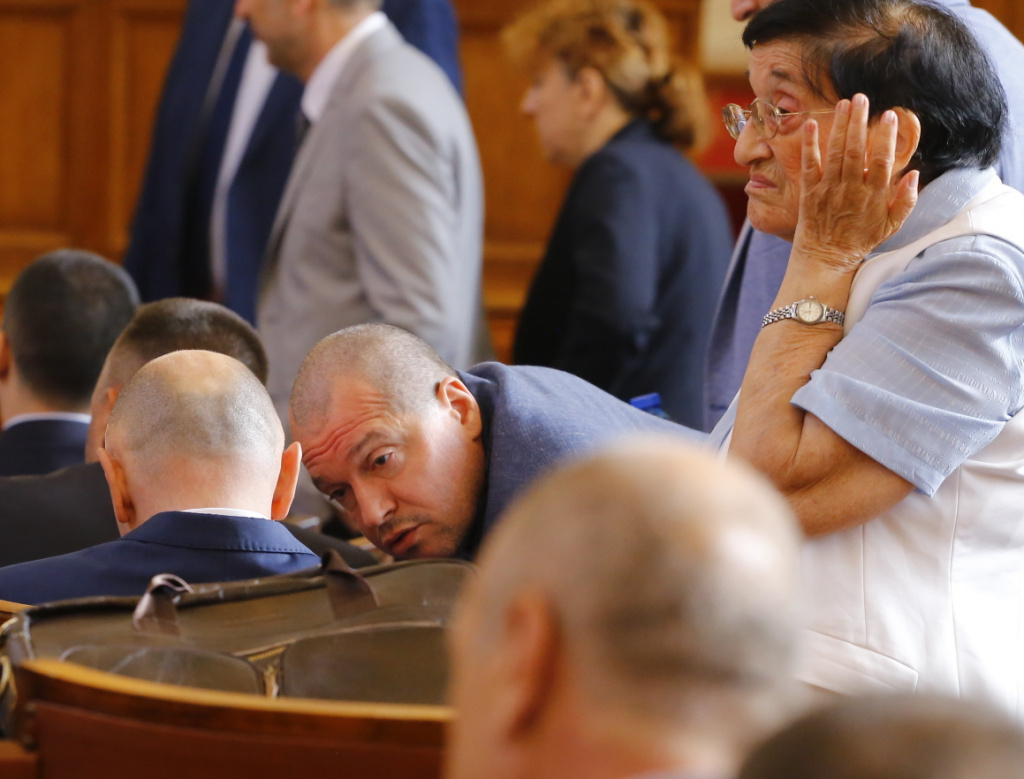 Анализатори се надвикват кой е по-виновен за кризата - народът или Тошко Йорданов