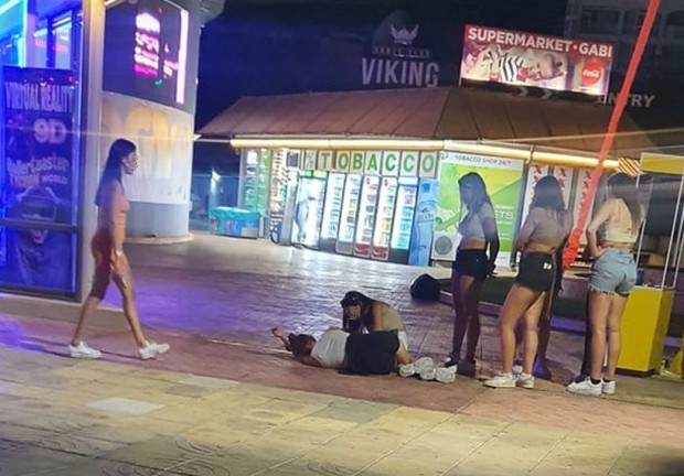 Поредна потресаваща гледка с въргаляща се девойка в Слънчака СНИМКА