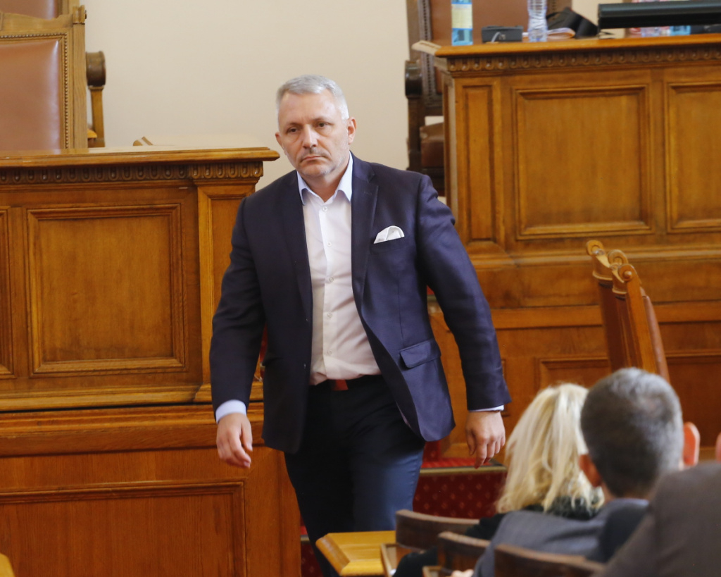 Хаджигенов погали президента и се закани