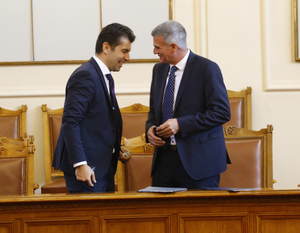 Вигенин извади на светло потайните цели на Петков и Василев, които използвали служебния кабинет да...