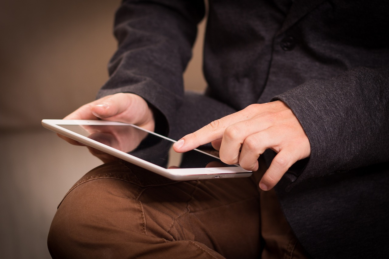 Ново затваряне? МОН поръчва 24 500 таблета за следващата учебна година