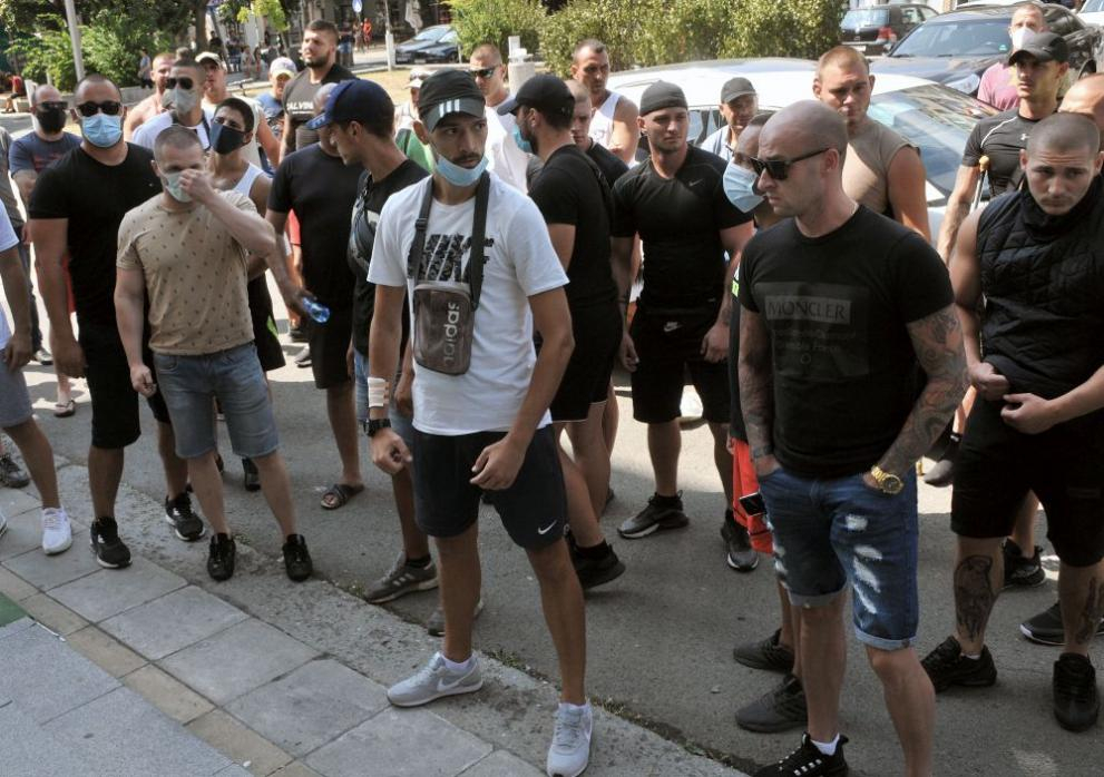 Съдът реши съдбата на бизнесмена, обвинен в убийството на Юмер, протестиращи го нападнаха с ритници ВИДЕО