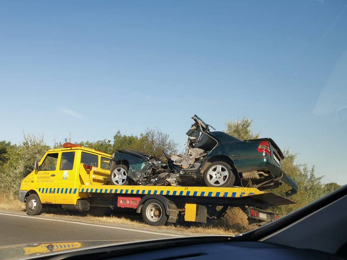 Пожарникари режат ламарини, за да извадят пострадалите от мелото в Бургас СНИМКА 