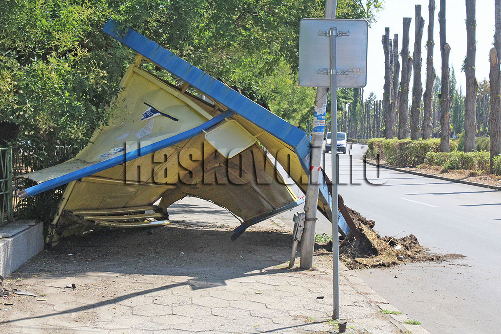 Шофьор помете автобусна спирка и бариера на школо в Хасково, а после... СНИМКИ 