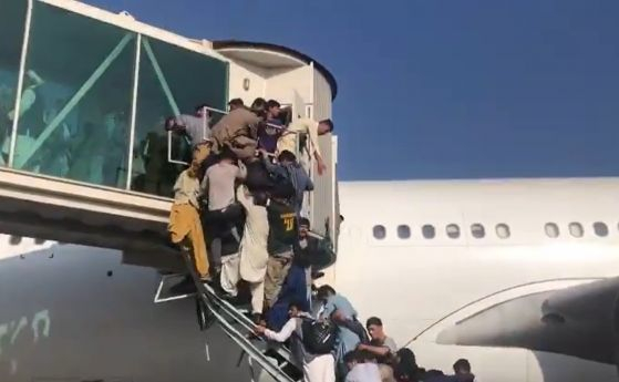 Първи жертви на хаоса на летището в Кабул ВИДЕО