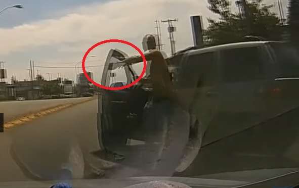 Ужас на пътя! Мъж хвърли брадва по шофьор ВИДЕО