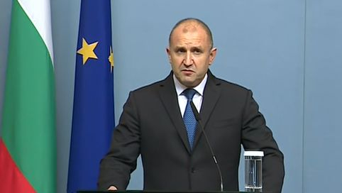 Радев попари пенсионерите и работещите българи, вещае страшна криза и се оправда с...